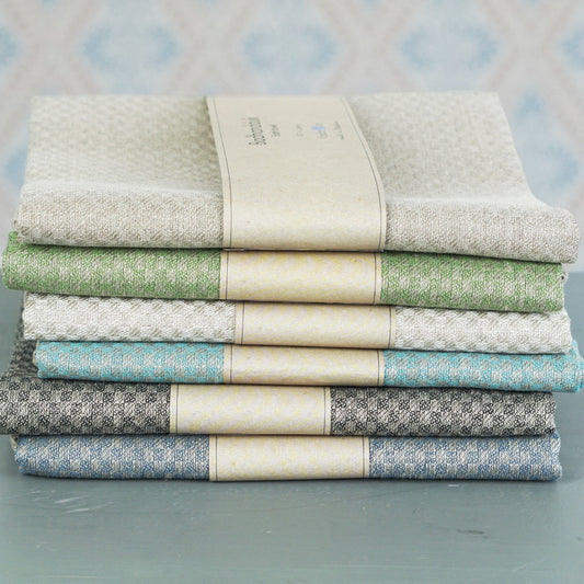 Badetuch Bris aus Leinen in verschiedenen Farben im Stapel auf Tisch