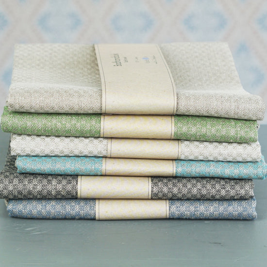Badetuch Bris aus Leinen in verschiedenen Farben im Stapel auf Tisch