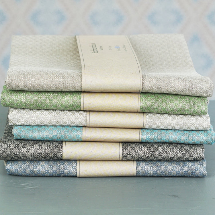 Badetuch Bris aus Leinen in verschiedenen Farben im Stapel auf Tisch