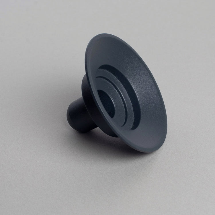 Kerzenhalter Burk aus Metall von Våges Smide dunkelblau