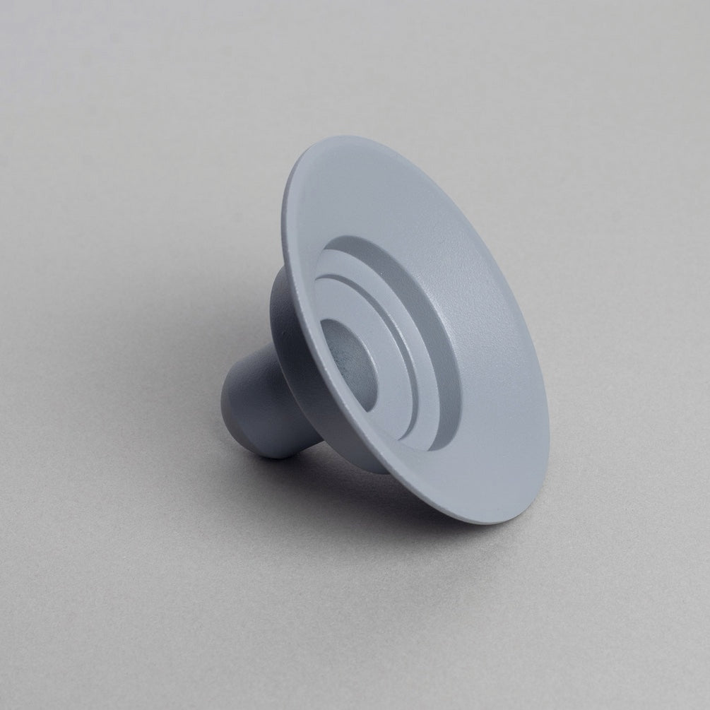 Kerzenhalter Burk aus Metall von Våges Smide nebelblau