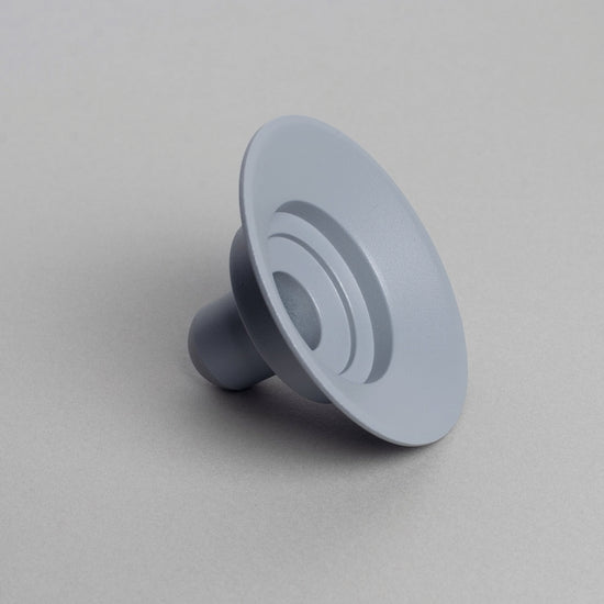 Kerzenhalter Burk aus Metall von Våges Smide nebelblau