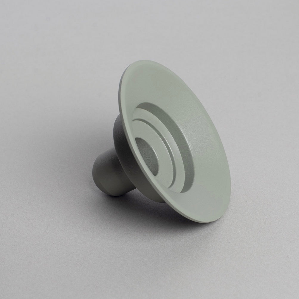 Kerzenhalter Burk aus Metall von Våges Smide dunkelblau wiesengrün