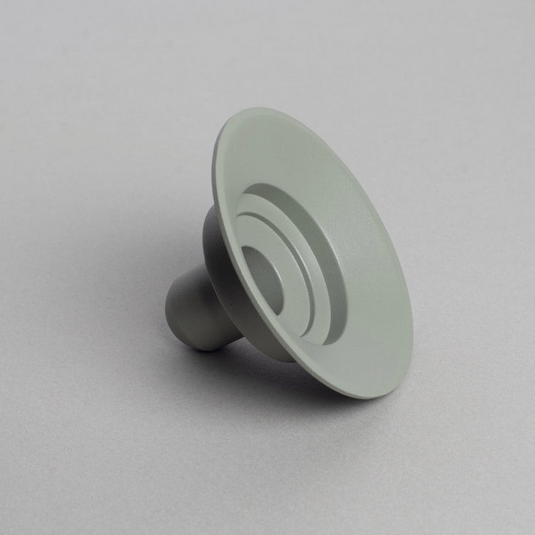 Kerzenhalter Burk aus Metall von Våges Smide dunkelblau wiesengrün