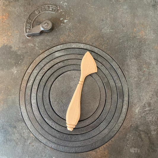 Buttermesser aus Birkenholz auf Küchenofen mit Kerbschnitt am Stiel