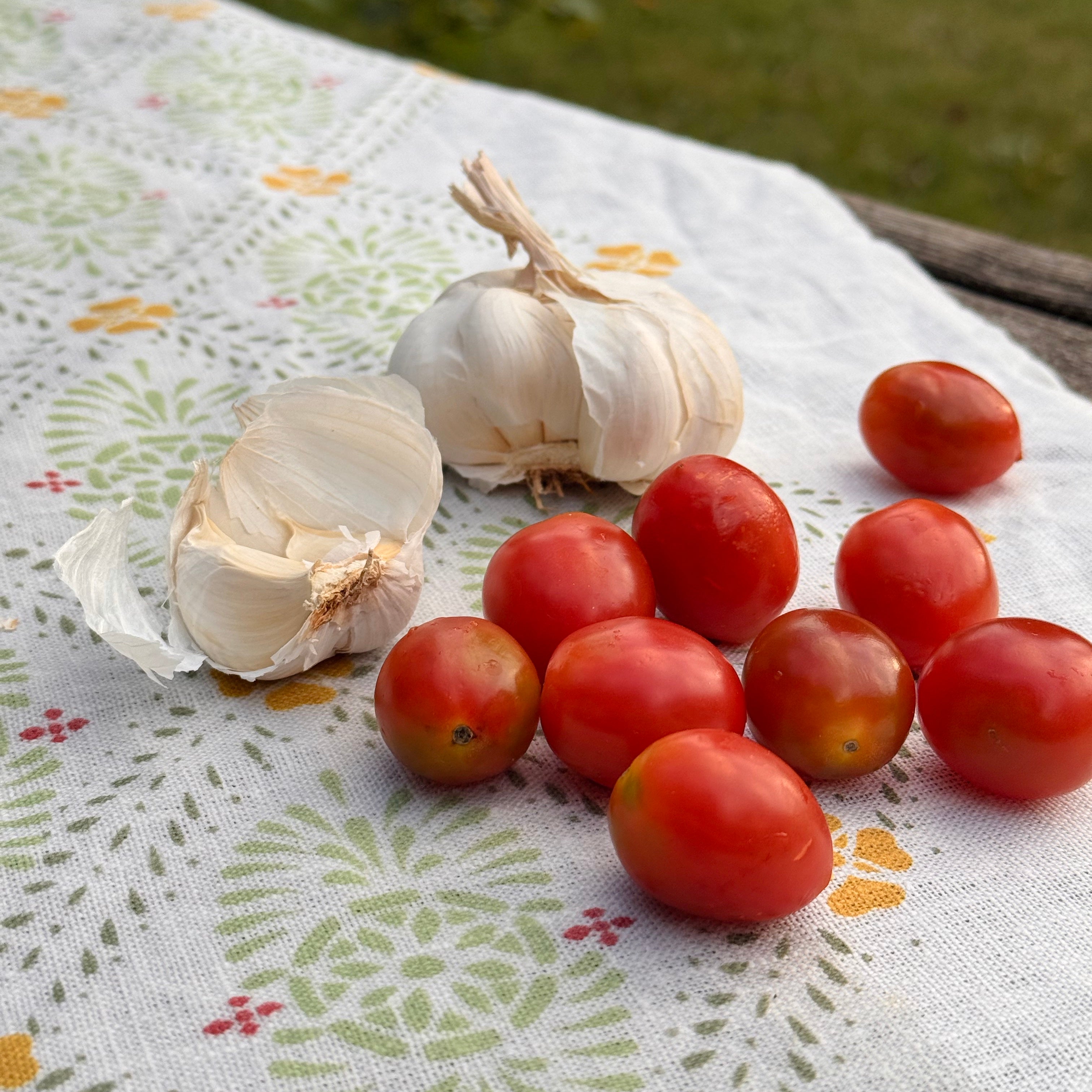 Geschirrtuch Byn aus Leinen mit Tomaten und Knoblauch
