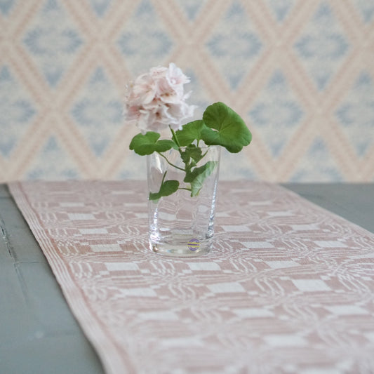 Tischläufer mit Muster Citron auf Tisch mit Pelargonie im Glas