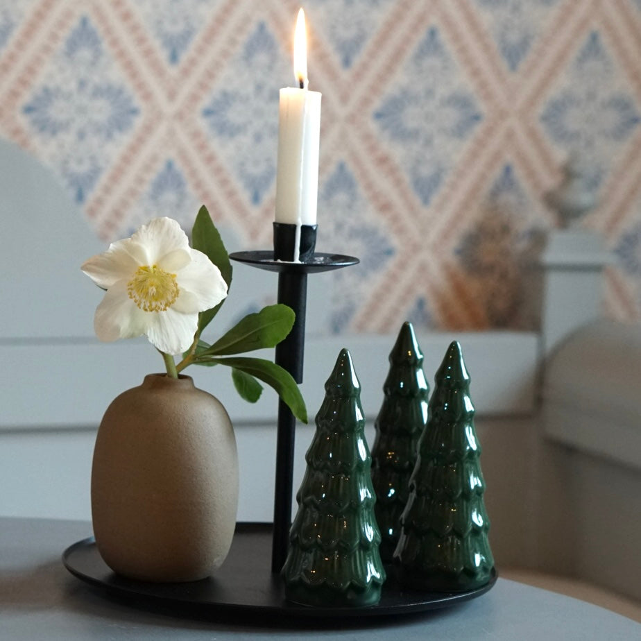Kerzenhalter mit Vase mit Christrose und drei Tannenbäumchen aus grün glasierter Keramik
