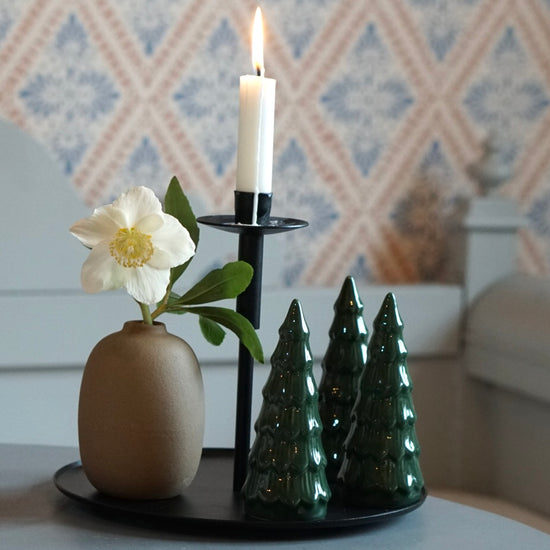 Kerzenhalter mit Vase mit Christrose und drei Tannenbäumchen aus grün glasierter Keramik
