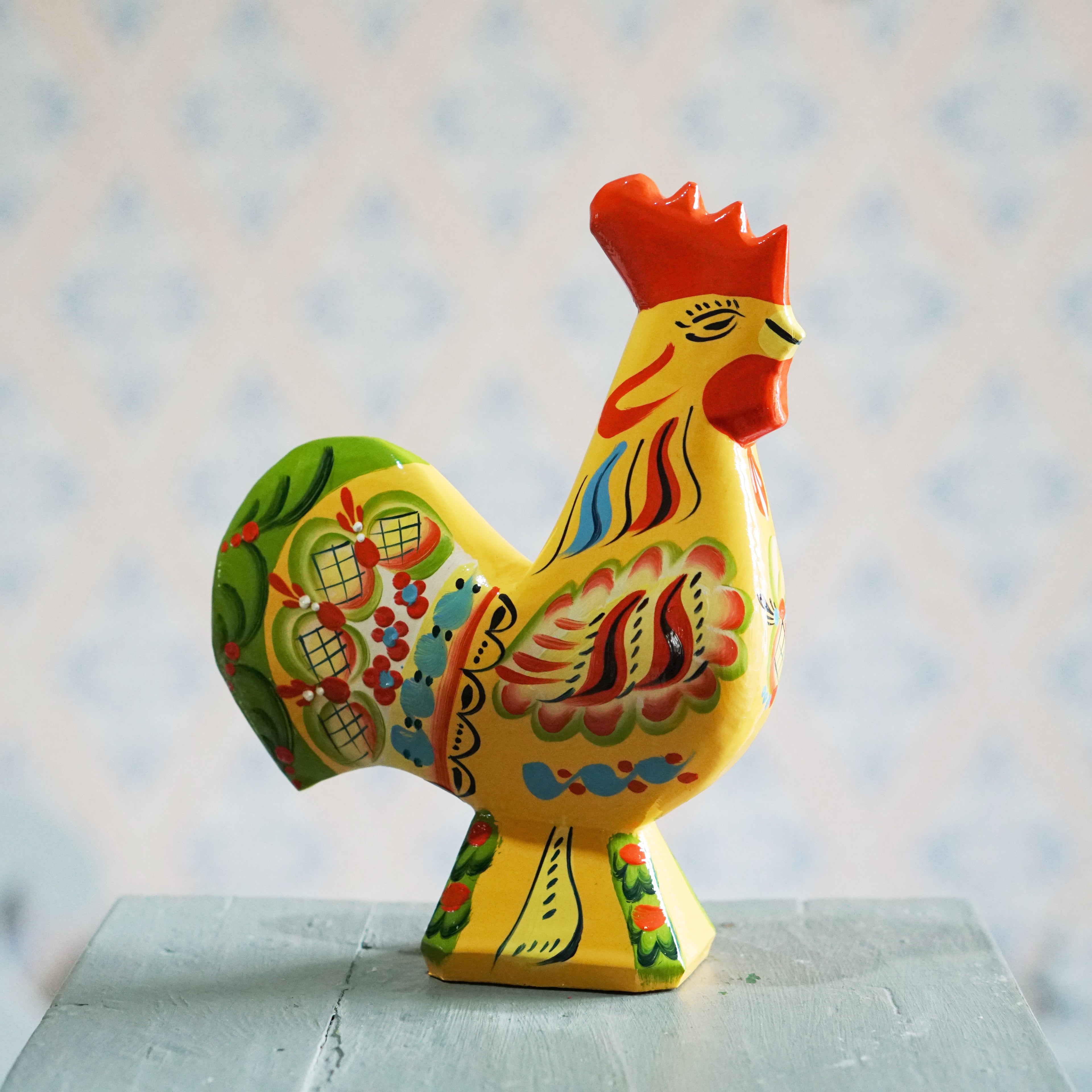 gelber Dalahahn Original mit grünen Schwanzenden