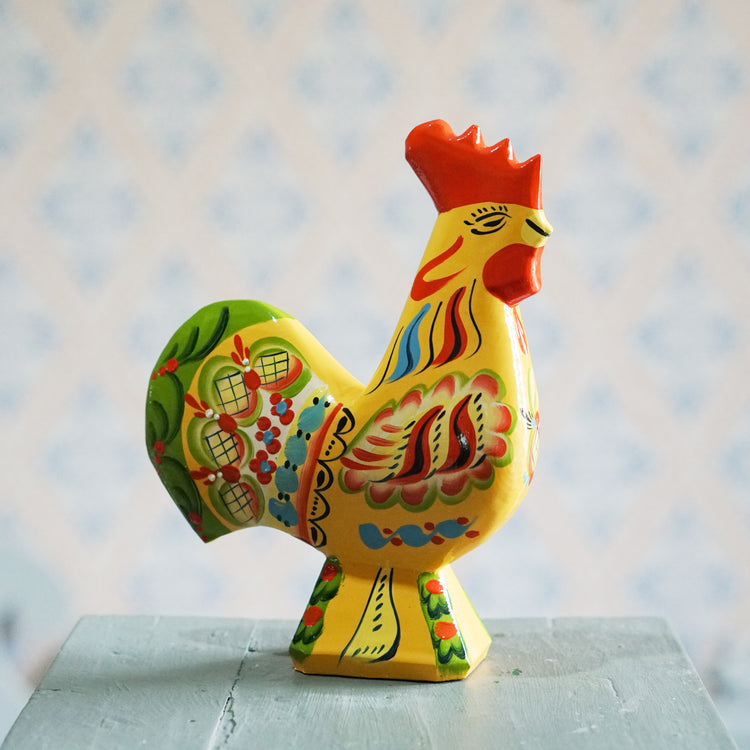 gelber Dalahahn Original mit grünen Schwanzenden