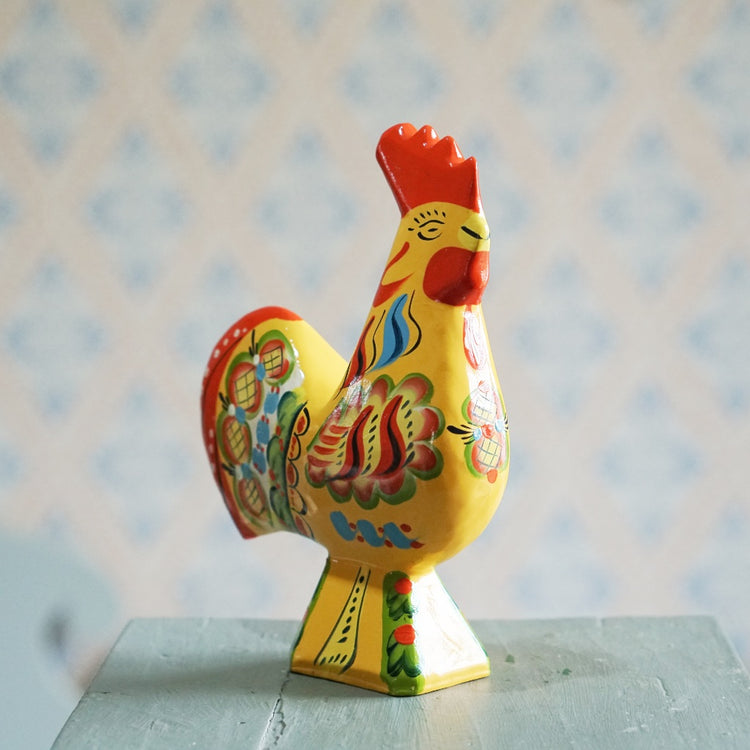 gelber Dalahahn Original leicht von vorn