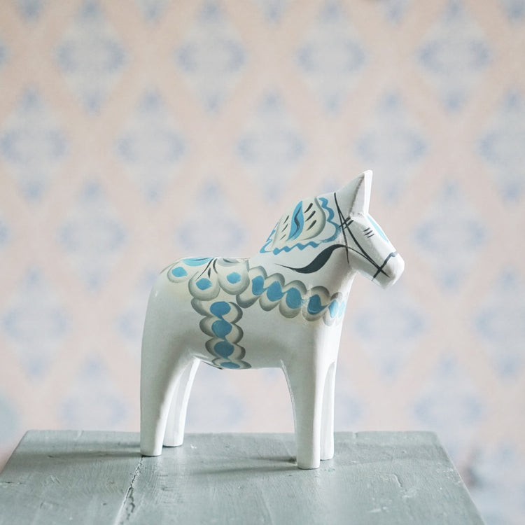 Dalapferd Original August weiß in schwedischem Ambiente