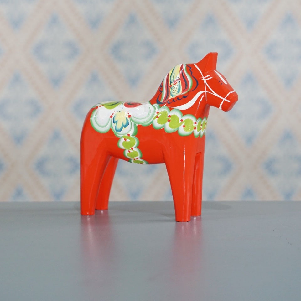 Dalapferd Original rot 20 cm von Nils Olsson in schwedischem Interieur