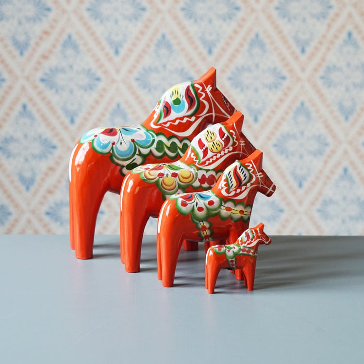 Dalapferd Original rot in vier Größen nebeneinander