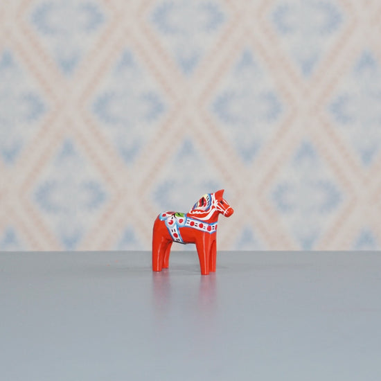 Dalapferd rot 7 cm auf Tisch