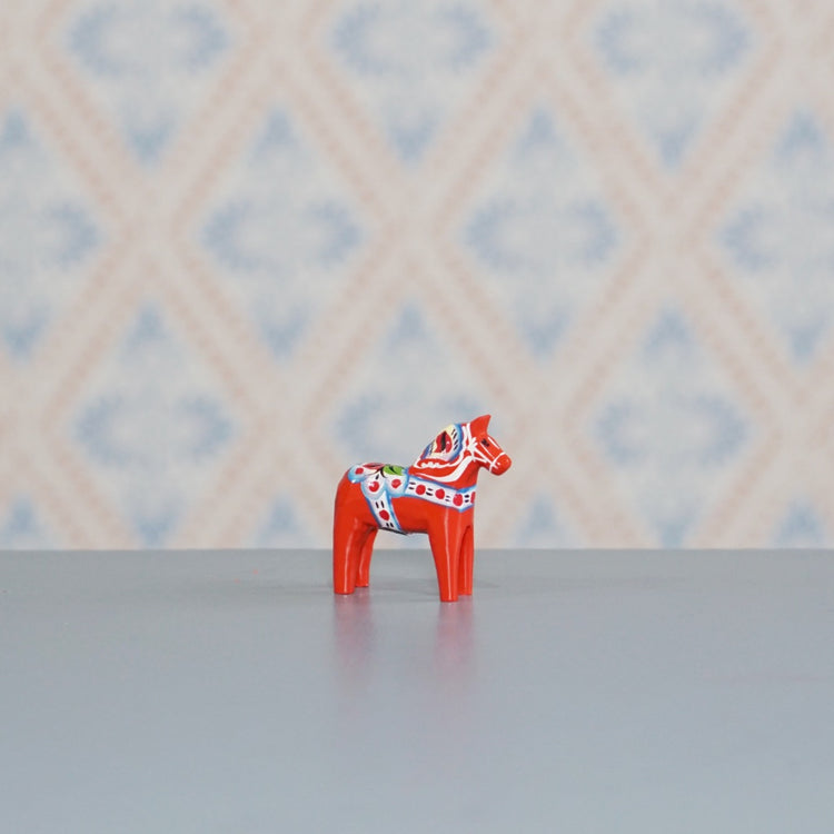 Dalapferd rot 7 cm auf Tisch