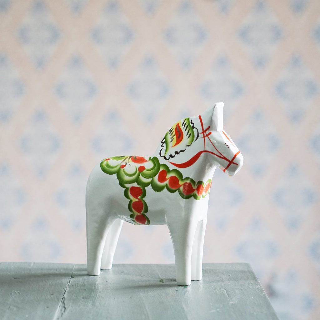 Dalapferd Original weiß 13 cm in schwedischem Interieur