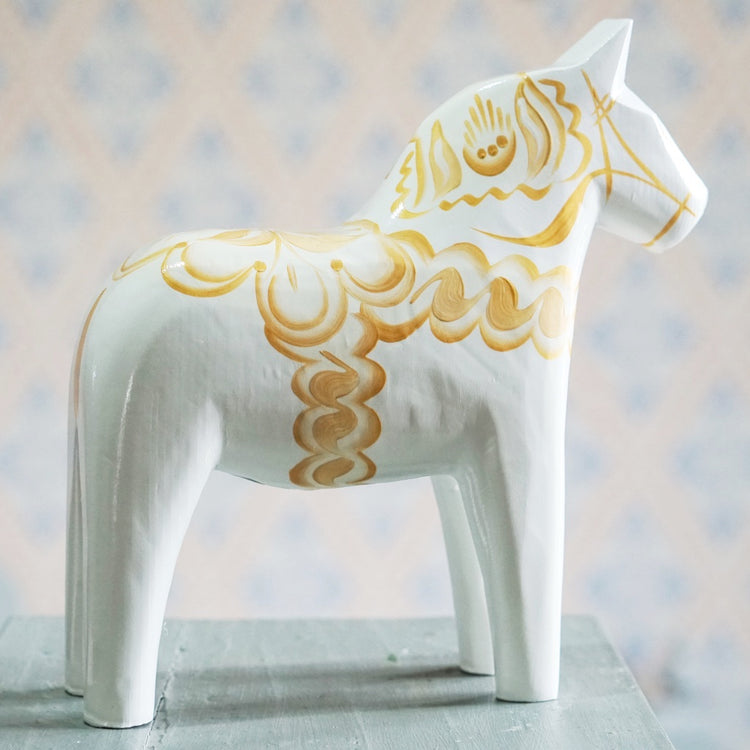 Dalapferd Original mit goldenem Blumenmuster auf weißem Grund