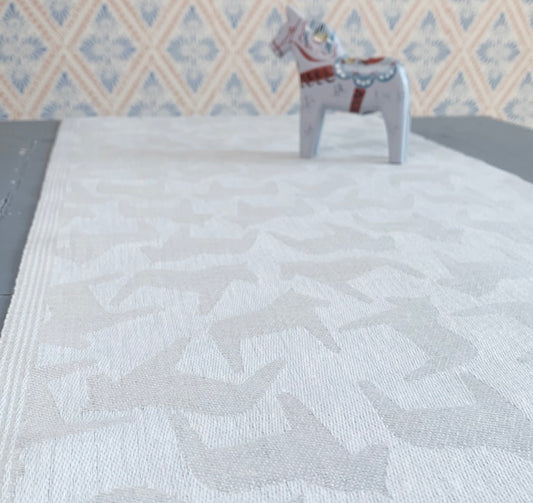 Tischläufer Dalapferd aus Leinen auf Tisch mit Dalapferd im Hintergrund