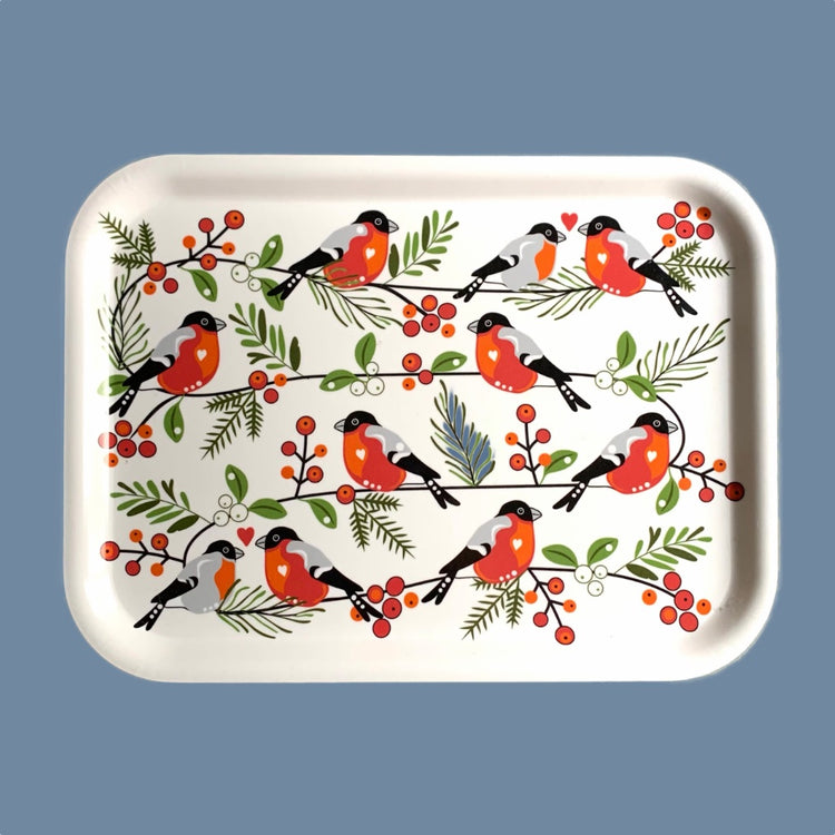 Holztablett eckig mit Dompfaffen und Zweigen vor blauem Hintergrund