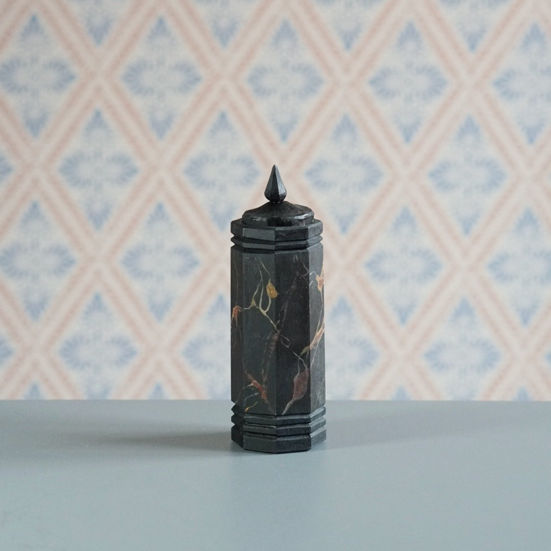 schwarze, hohe Holzdose mit Deckel marmoriert