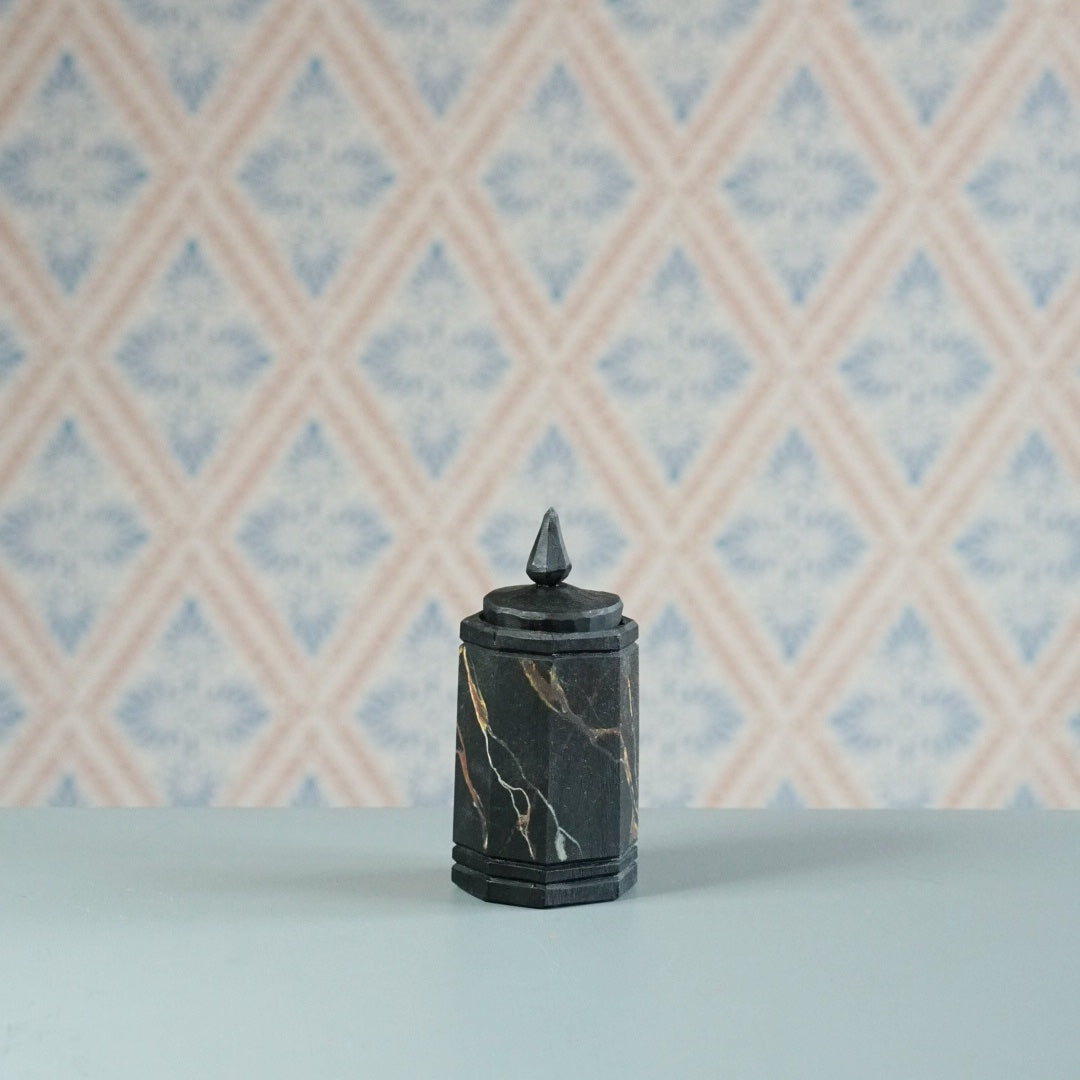 schwarze, niedrige Holzdose mit Deckel marmoriert