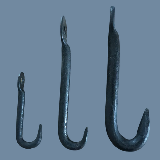 Drei Rundhalken aus Schmiedeeisen schwarz 6, 10, 12 cm vor myslauem Hintergrund