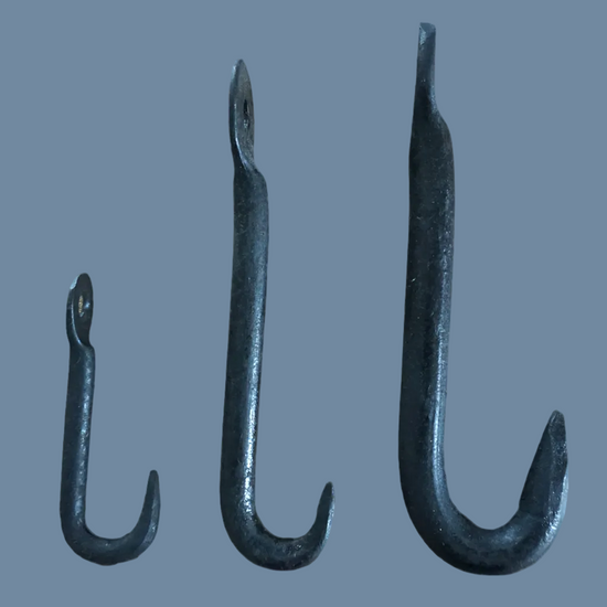 Drei Rundhalken aus Schmiedeeisen schwarz 6, 10, 12 cm vor myslauem Hintergrund