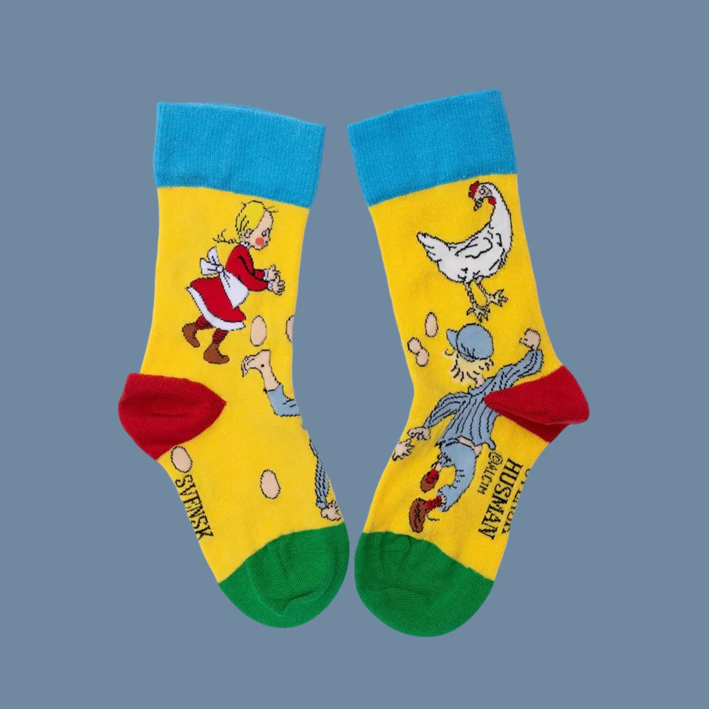 Gelbe Socken mit grüner Spitze, roter Ferse und hellblauem Bündchen mit Michel, Ida, Hühnern und Eiern