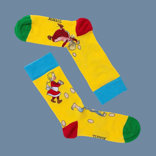 gelbe Socken mit grüner Spitze, roter Ferse, blauen Bündchen und Michel und Ida und vielen Eiern