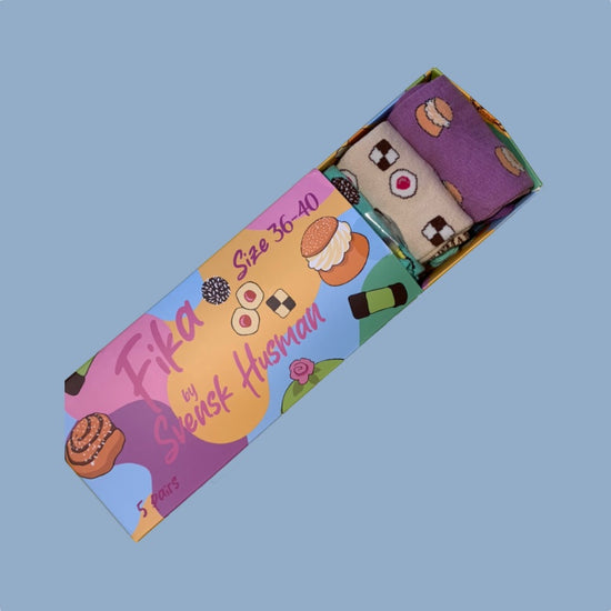 Schachtel mit 5 Paar Socken mit Design Fika