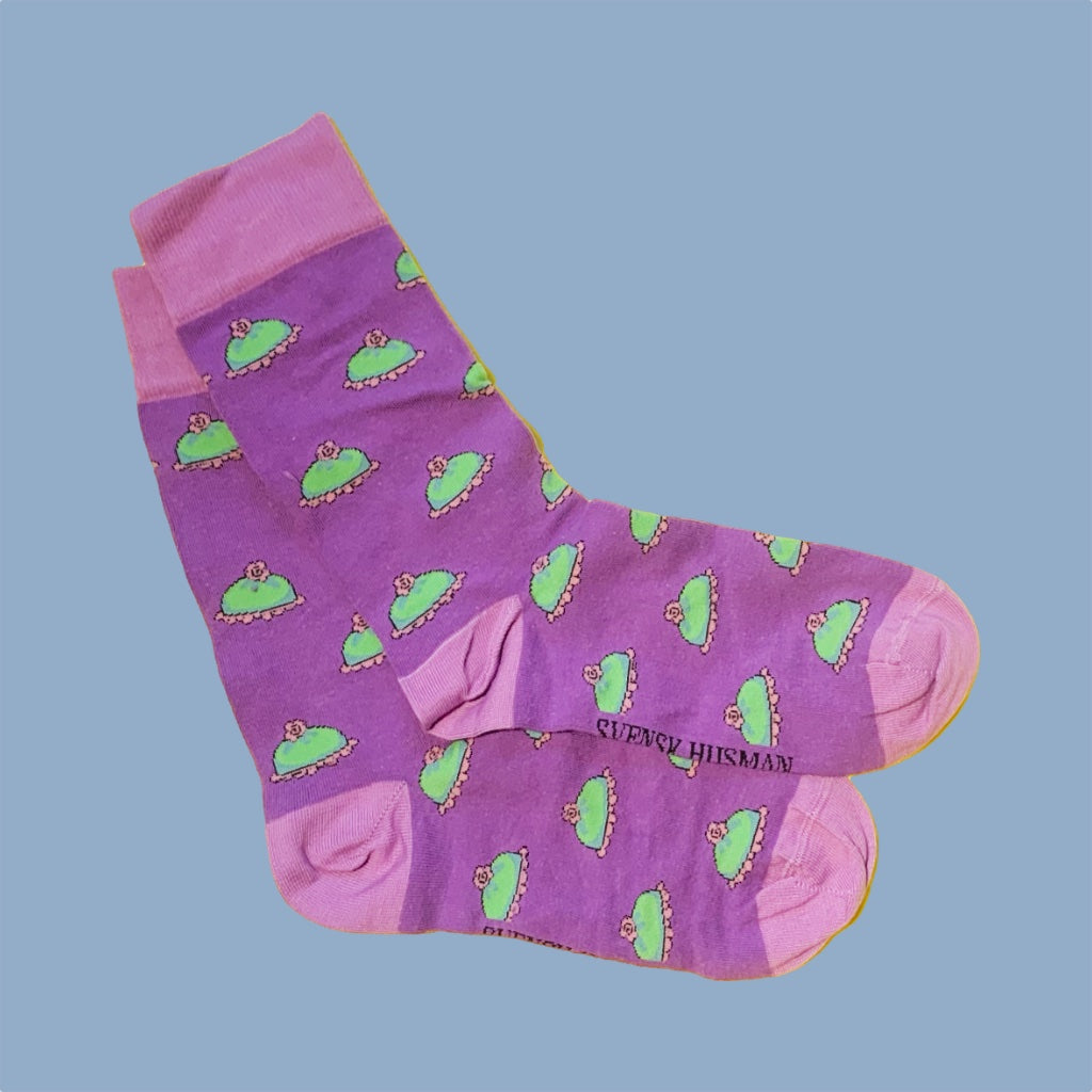 zwei Socken in dunkellila mit helllila Bündchen, Ferse und Zehenspitze mit Prinzesstorten drauf