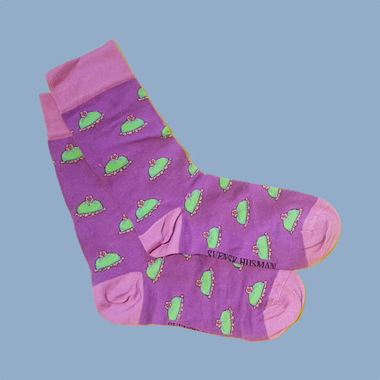 zwei Socken in dunkellila mit helllila Bündchen, Ferse und Zehenspitze mit Prinzesstorten drauf