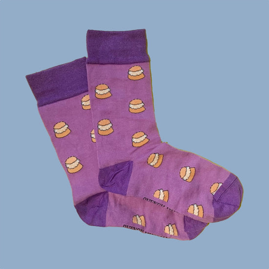 zwei Socken in helllila mit dunkellilaBündchen, Ferse und Zehenspitze mit Semlor drauf