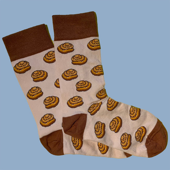 zwei Socken in hellbraun mit Zimtschnecken drauf