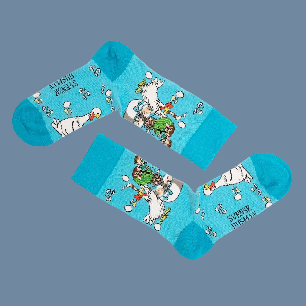 Hellblaue Socken mit Findus und Eiern und dunkelblauer Ferse, Spitze, Bündchen