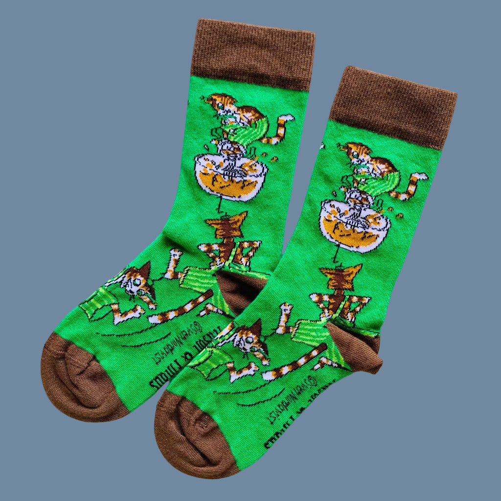 Grüne Socken mit brauner Spitze, Ferse, Bündchen mit Findus, der Plinsenteig rührt