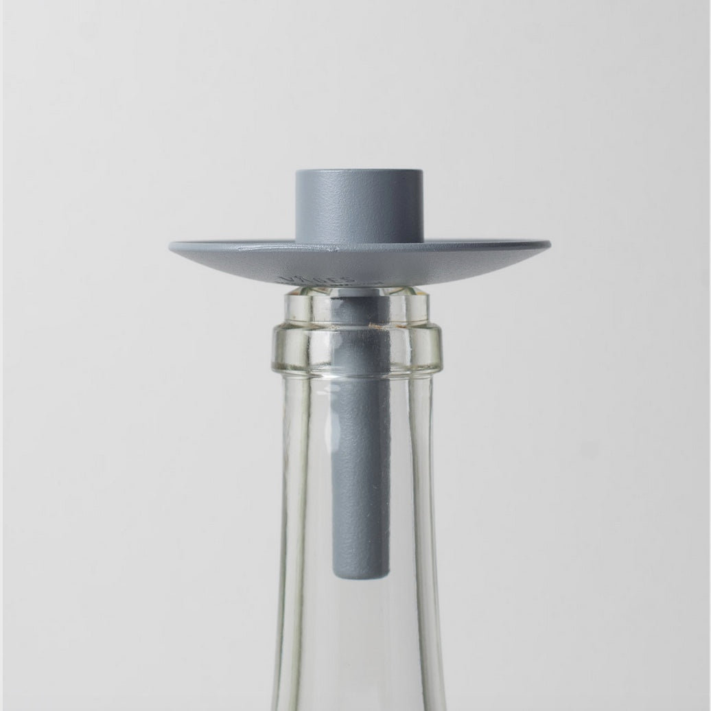 Kerzenhalter für Flaschen in Nebel auf Flasche