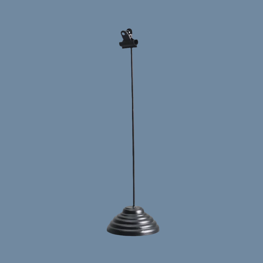 Fotohalter aus Metall in Schwarz vor blauem Hintergrund