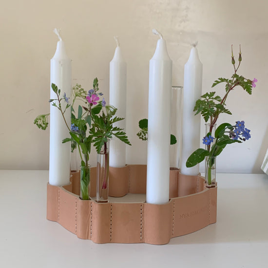 Kerzenhalter aus Leder für vier Kerzen mit acht kleinen Glasväschen gefüllt mit Vergissmeinicht und Storchschnabel