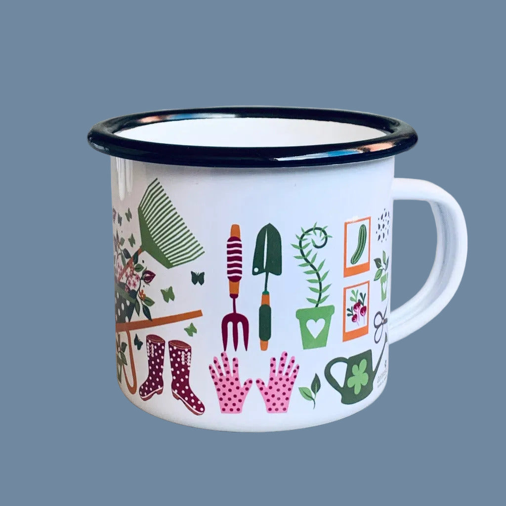 rechte Seite der Emaille Tasse mit Garten Motiven vor mysblauem Hintergrund
