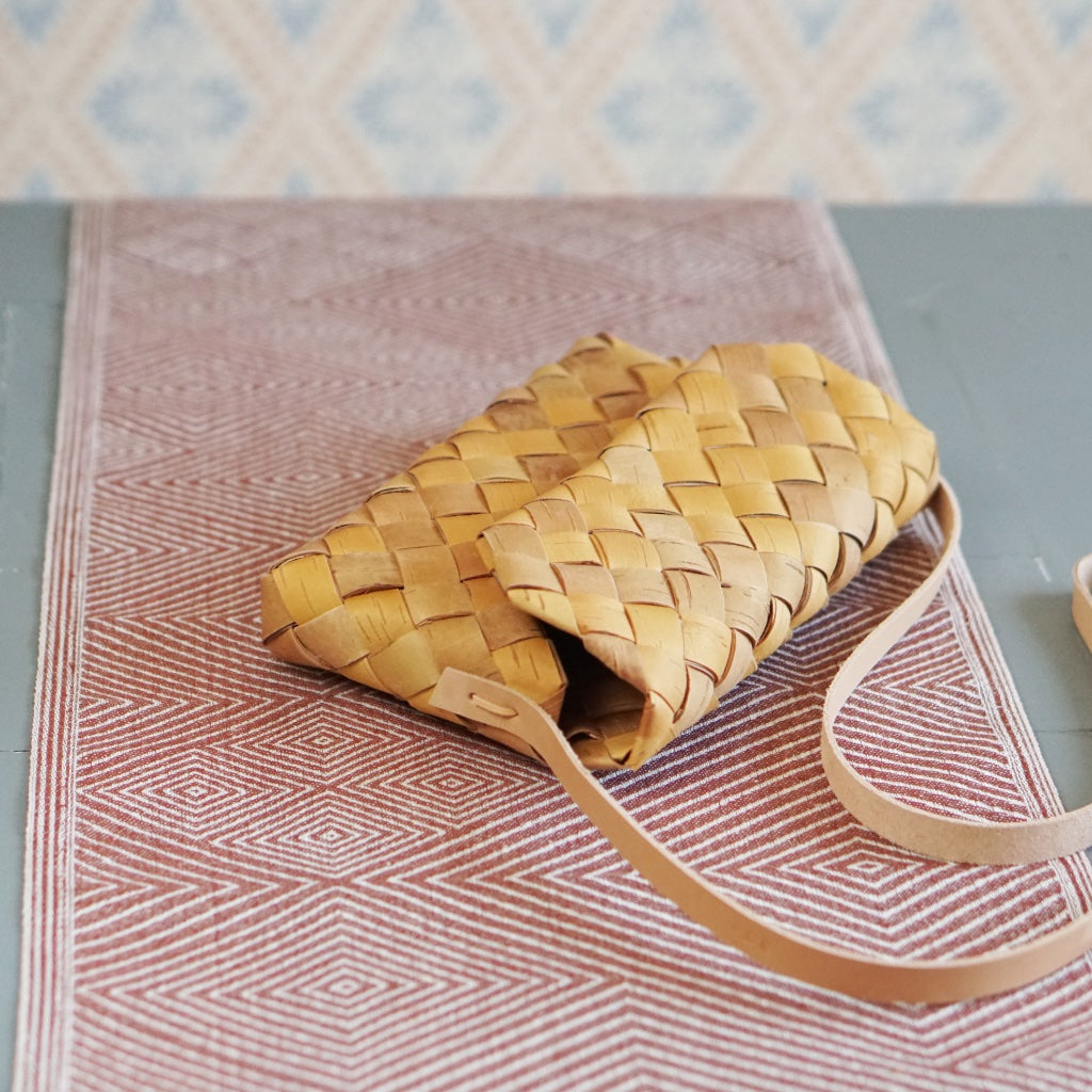 Tischläufer Gåsöga aus Leinen mit Handtasche aus Birkenrinde