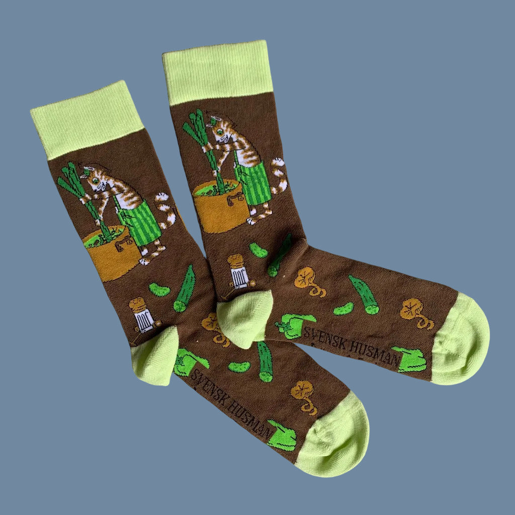 Braune Socken mit helgllggrüner Spitze, Ferse, Bündchen mit Motiv Gemüsesuppe und Findus am Topf