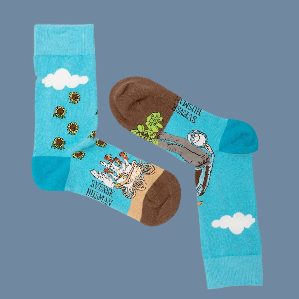 Blaue Socken mit bruaner Spitze und dunkelblauer Ferse und Pettersson und den Hhnern im Gemüsegarten