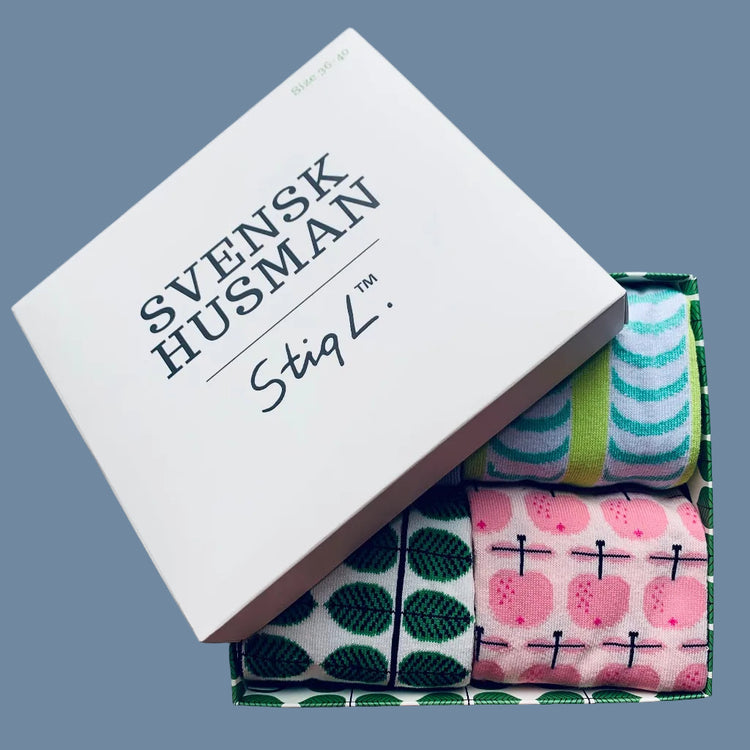 Geschenkbox Socken Stig  mit halb geöffneter Box, sodass man das Muster zumindest von drei Sockenpaaren sieht