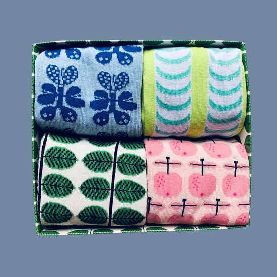 Geschenkbox Socken Stig L ohne Deckel mit vier Paar verschiedenfarbigen Socken