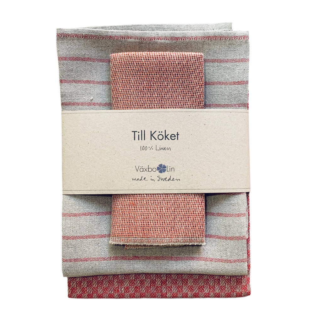 Geschenset Till köket  aus Leinen in rot gfaltet und mit Banderole