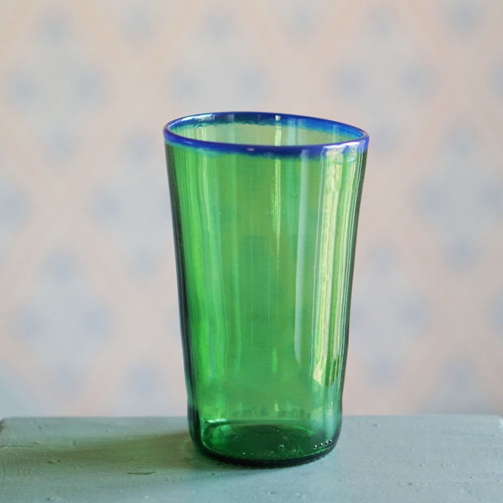 Grünes Trinkglas mit blauem Rand von Persson & Persson erhältlich bei MYS