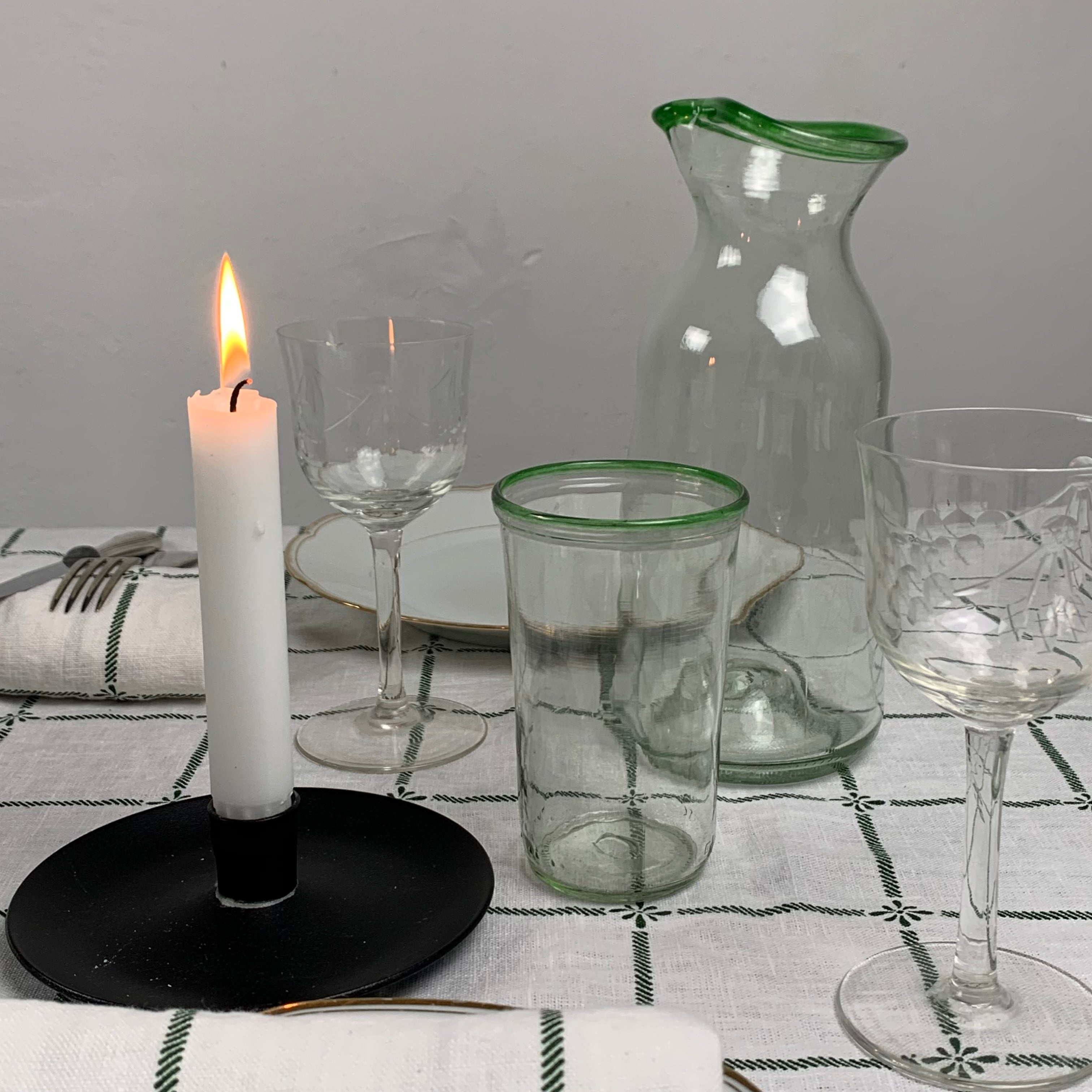Glas und Karaffe in Tischsetting in Grün im Laden